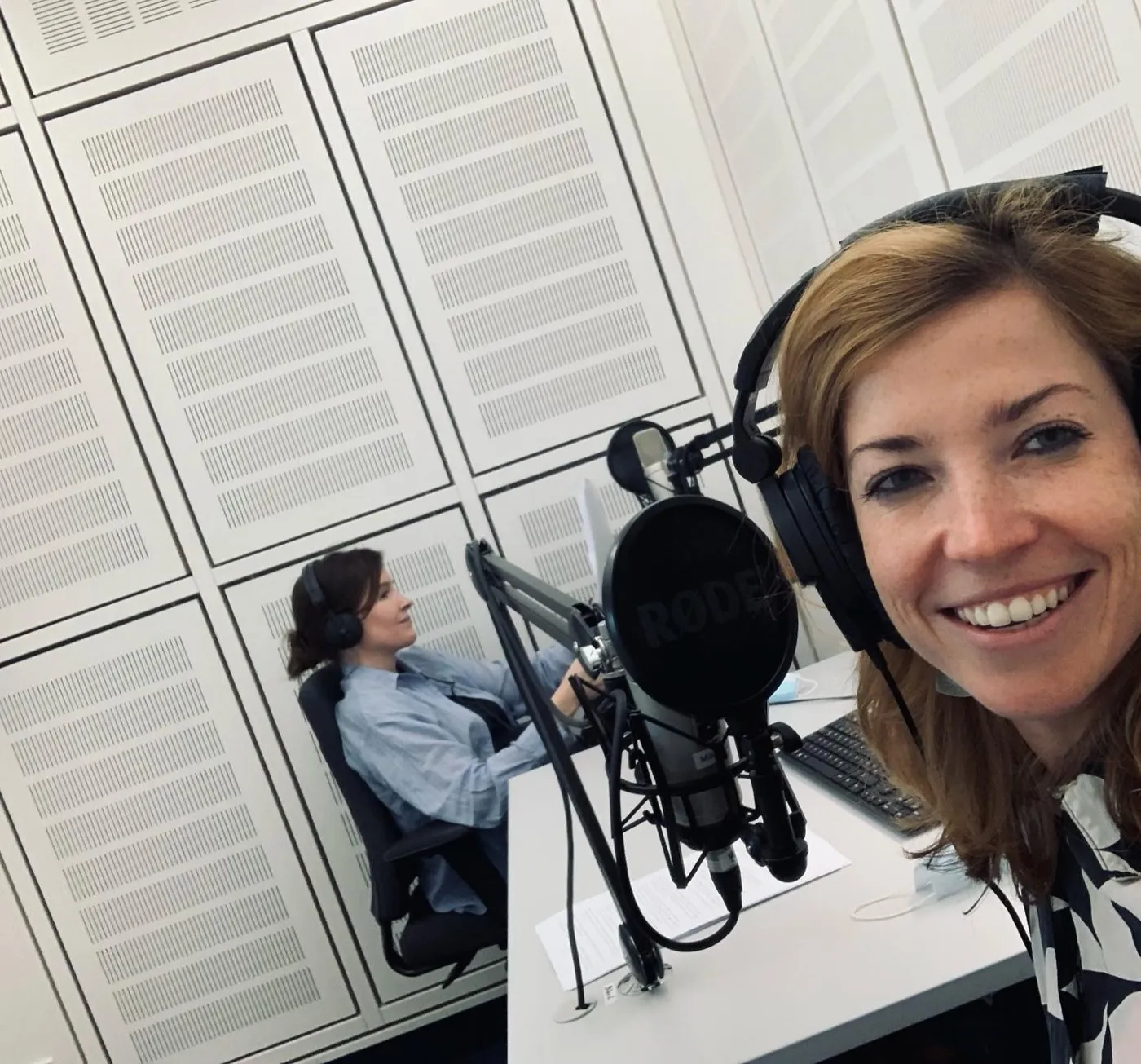 Elena Witzeck im Podcast-Studio